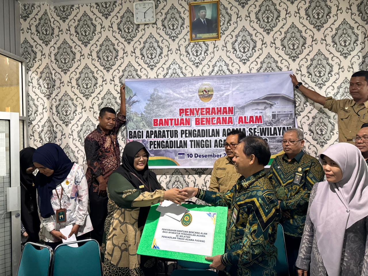 Penyerahan Bantuan Terhadap Aparatur Pengadilan Agama Yang Terdampak